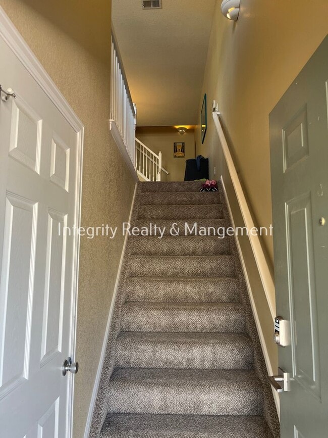 Photo - 452 Black Feather Loop