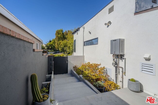 Photo - 1974 Comstock Ave