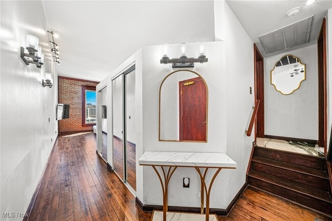 Building Photo - 408 W St Clair Ave Unit 605