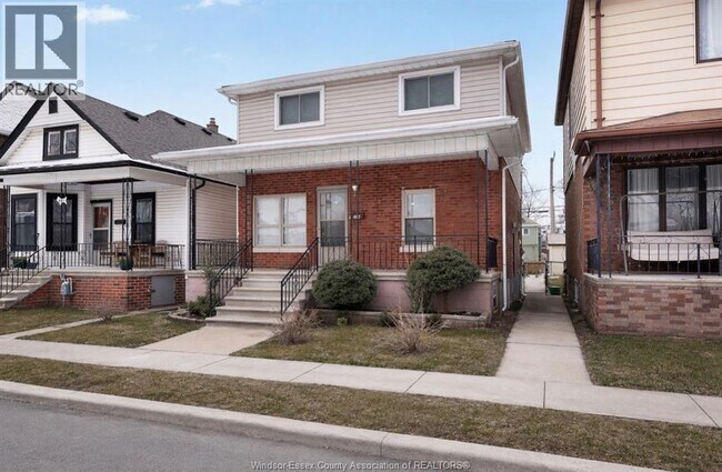 Photo - 907 Gladstone Ave