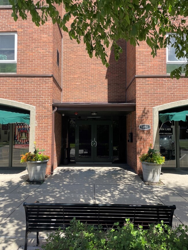 Building Photo - 1351 N Western Ave Unit 305