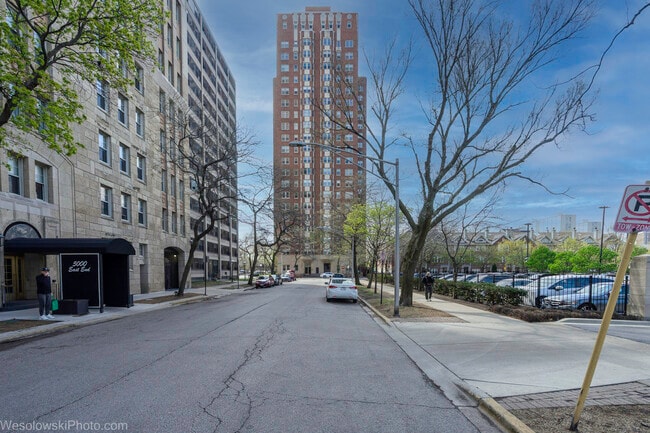 Building Photo - 5000 S Cornell Ave Unit 10A