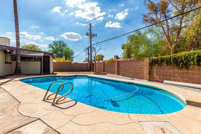 Building Photo - 4 BEDROOM, 2 BATH TEMPE HOME WITH SPACIOUS...