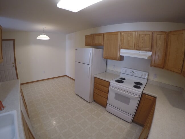 Kitchen & Dinette - 405 Llanos St