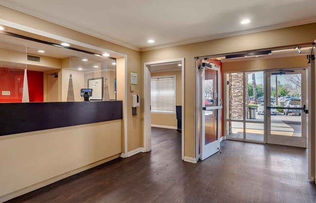 Furnished Studio-Los Angeles - Monrovia