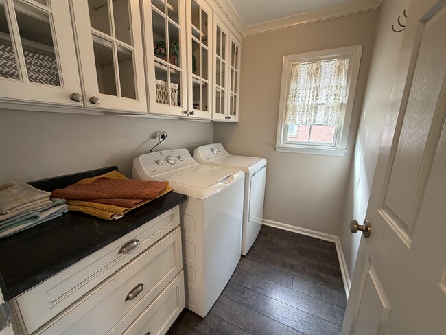 Photo - 1565 Dexter Run W