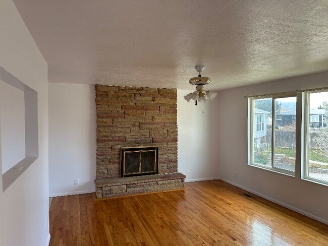 Photo - 4981 Greentree Way W