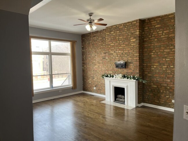 Living Room - 2833 W Warren Blvd Apartments