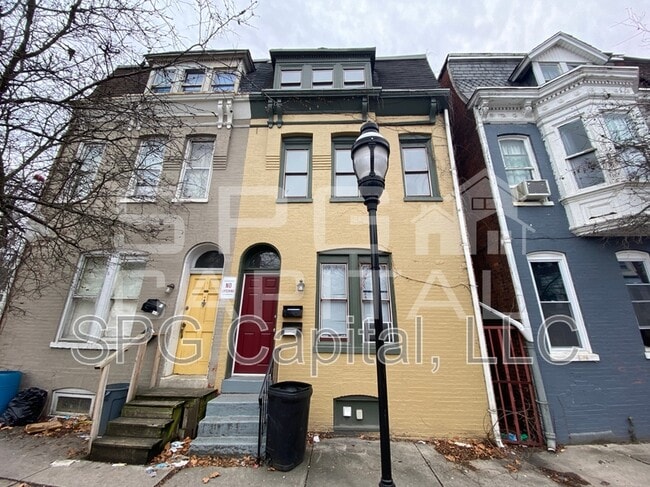 Building Photo - 226 S Pine St Unit 2