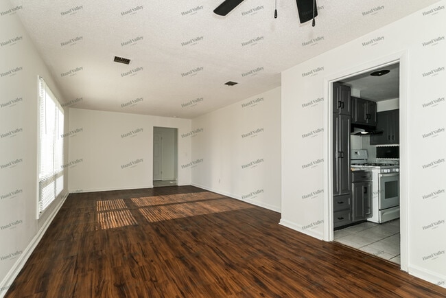 Photo - 747 Chevron Dr