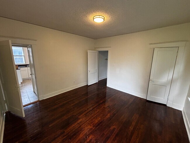 Photo - 2022 Waverly Ave