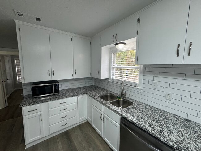 Photo - 1320 N Travis St