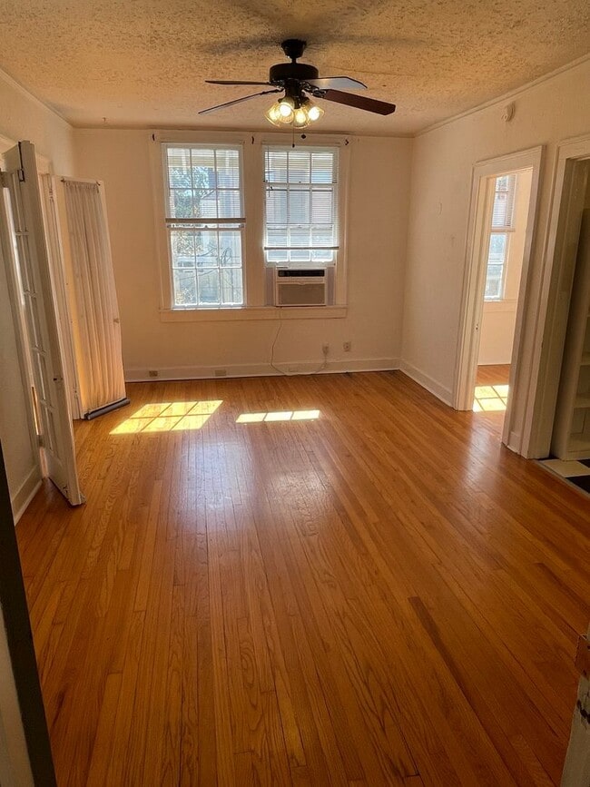 Building Photo - 1BD/1BA Corner Unit L
