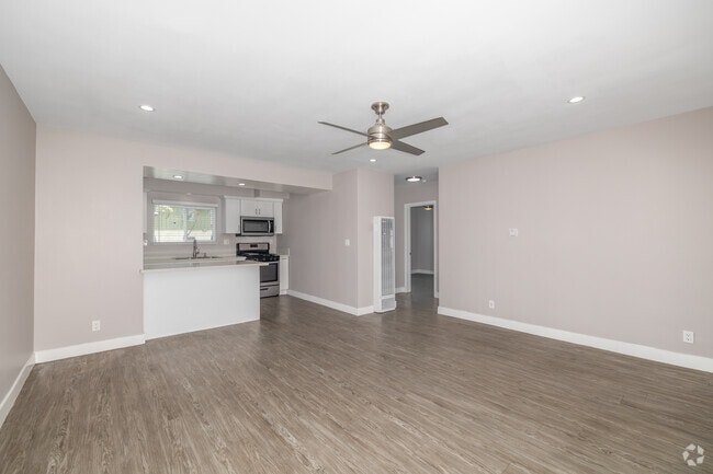 2BR, 2BA - 850SF - Living Room