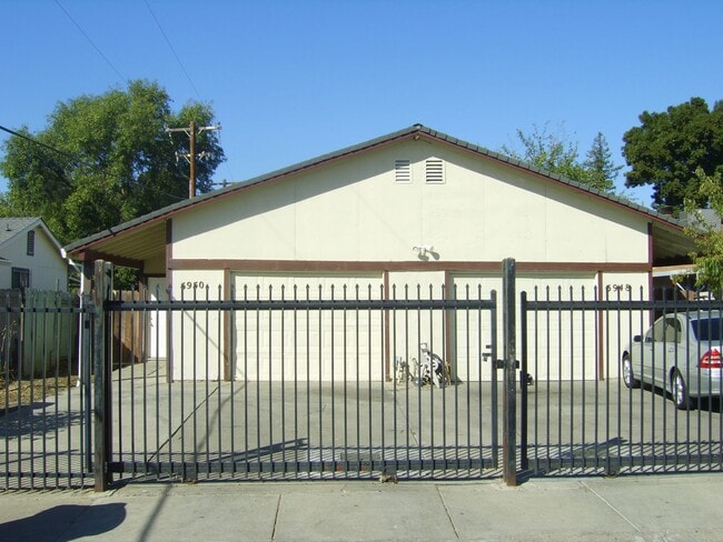 Building Photo - Nice 3BR duplex with some utilities included