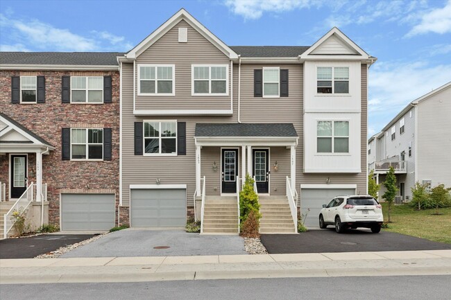 Building Photo - Available Immediately – 3 Bedroom / 2.5 Ba... Rental