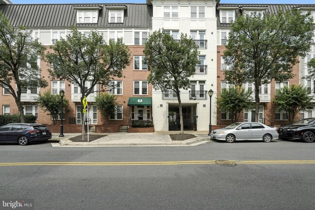 Building Photo - 2665 Prosperity Ave Unit 211 Rental