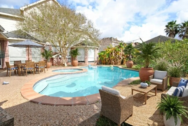 Photo - 2111 Parkview Ln