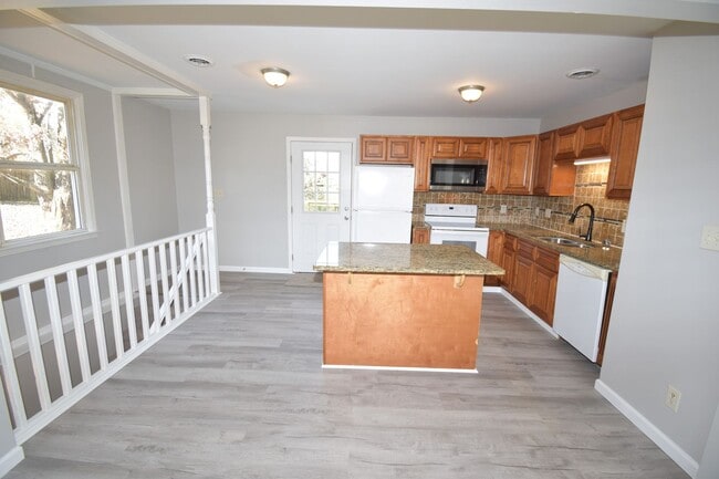 Building Photo - 4 Bedroom Home For Rent Over The River!