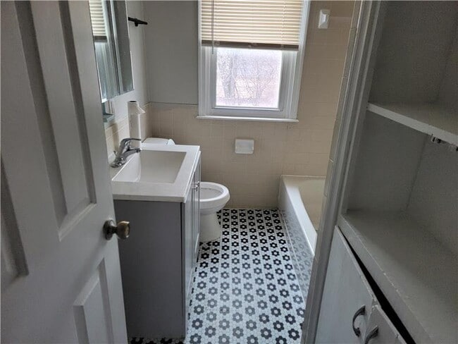 Photo - 2983 E Moreland Dr