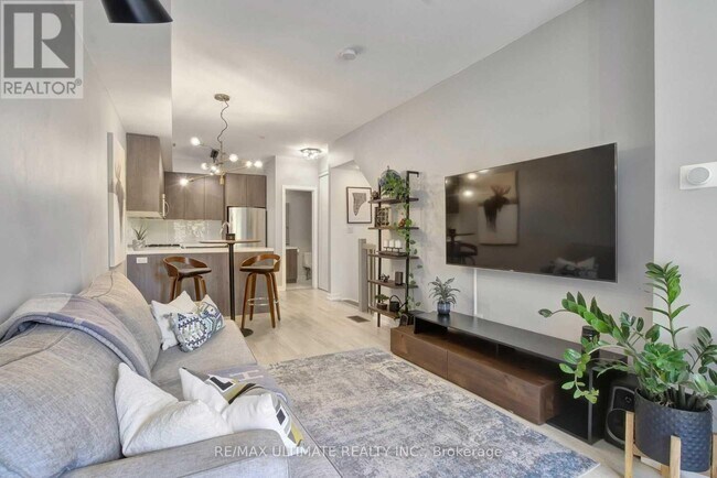 Photo - 140 Broadview Ave