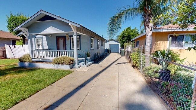 Building Photo - Available now! Call this charming 1923 hom... Rental
