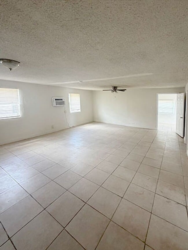 Photo - 1125 W 28th St Unidad A FRONT SINGLE FAMILY HOUSE