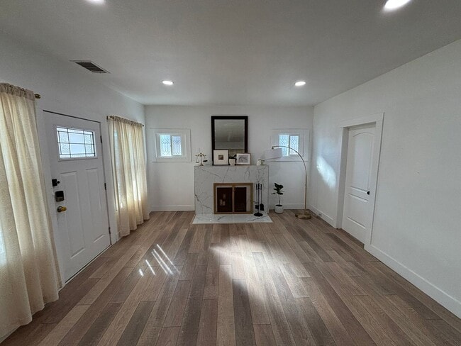 Photo - Stunning Fully Furnished 4-Bedroom, 2.5 Ba...