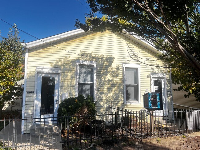 Building Photo - E Washington Duplex Unit 1029 E Washington St