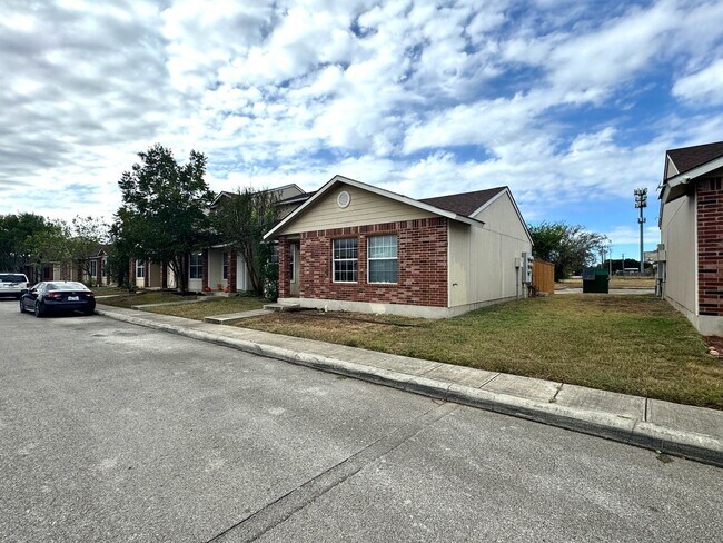 Photo - Nice 3 Bedroom 2 Bath in Gated Coppertree ...