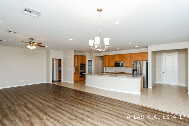 Photo - 577 Comodo St