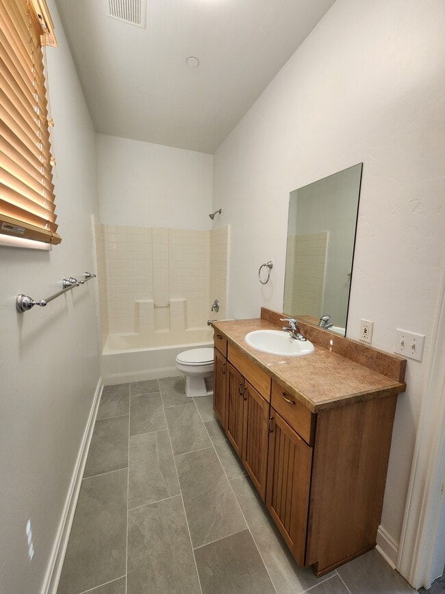 Photo - 835 12th St Unidad 205