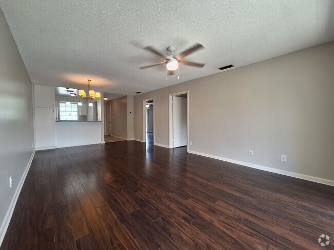 Building Photo - Charming 2-Bedroom Condo in Scenic Winter ... Unit 204