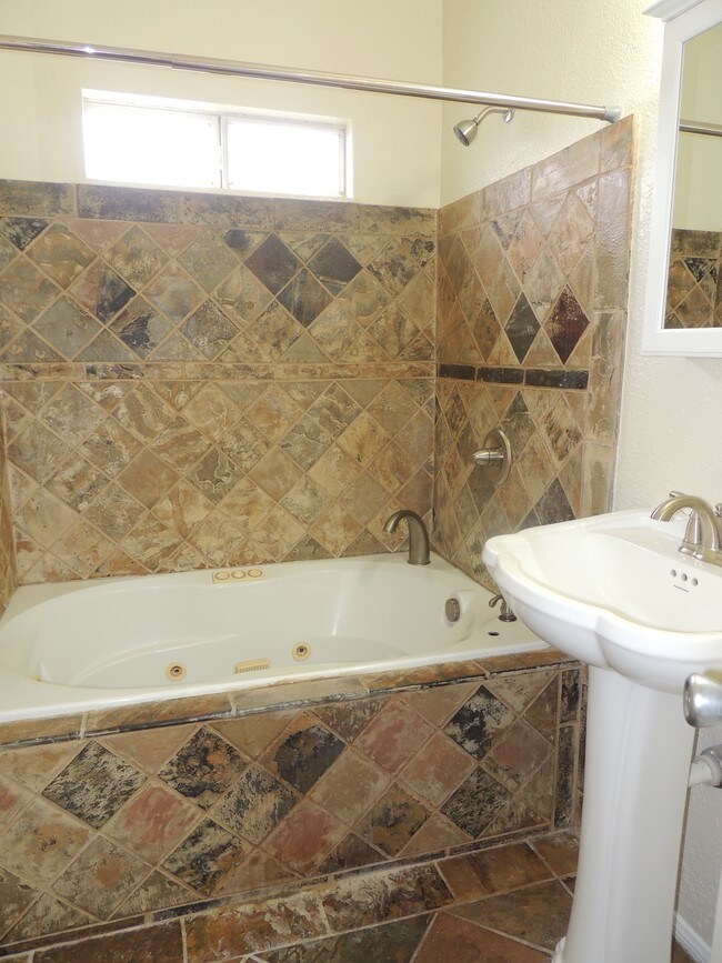 Photo - 1004 E 148th St