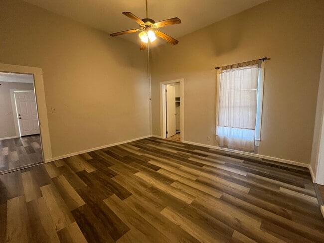 Photo - Charming 2 Bedroom  "Century Home" near do...