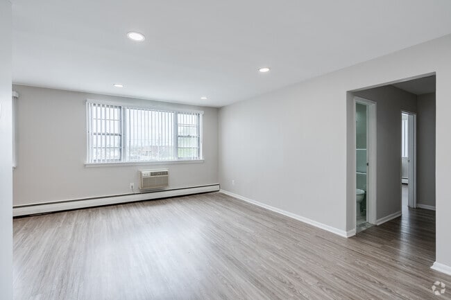 2BR, 1BA - 880SF