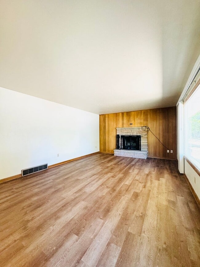 Photo - Spacious 4 bedroom 2 bath Ranch Style House In Fort Collins