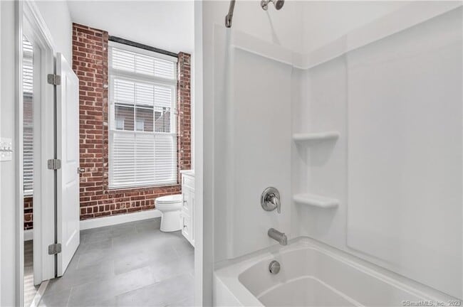 Photo - 475 Howe Ave