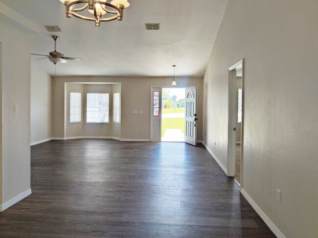 Photo - 3 bedroom, 2 bath rental in the Royal High...