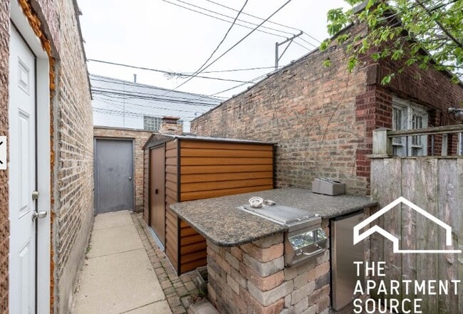 Photo - 5921 N Artesian Ave Unit 1