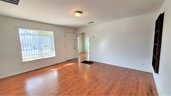 Living Room - 4813 Old Mansfield Rd