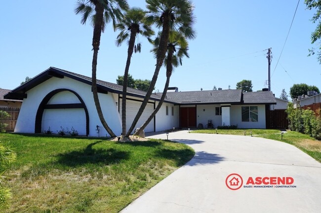 Building Photo - Spacious 4BR/2BA Bakersfield Home with Fireplace