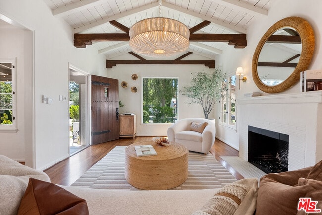 Photo - 864 Wellesley Ave