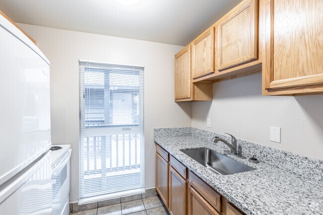 2BR, 1BA - 650SF