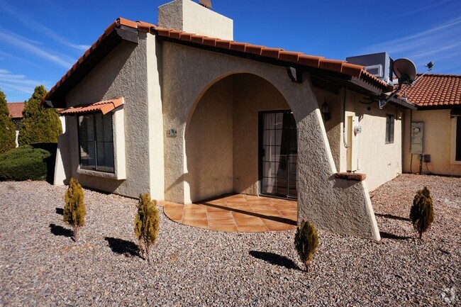 Building Photo - Nice Townhome