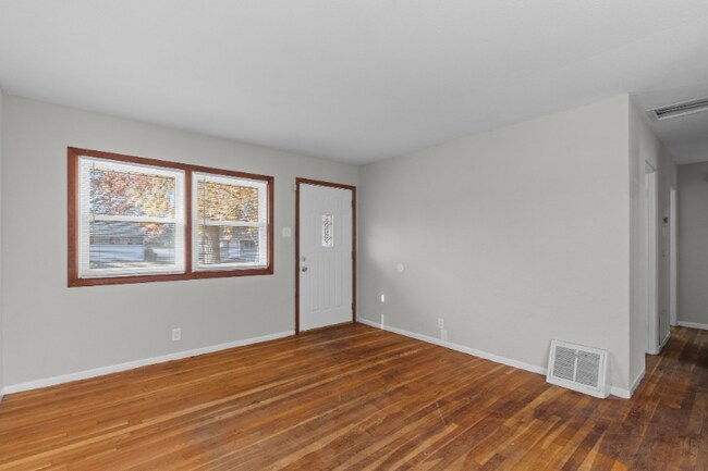 Photo - 205 Perthshire Rd