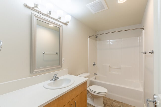 2BR, 2BA - 1,132SF Master Bath