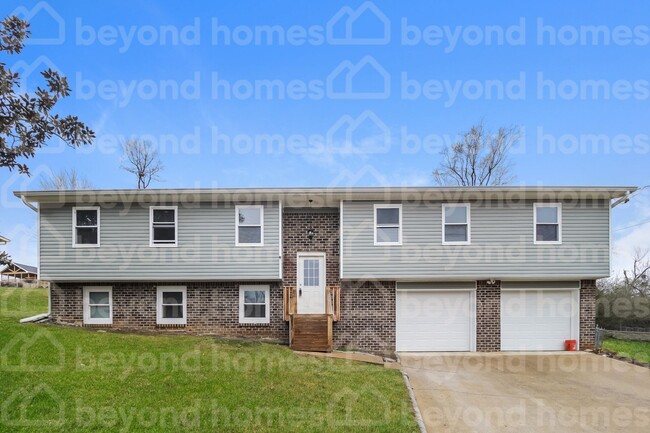 Newly renovated 5 bedroom home with 2,673 ... - Newly renovated 5 bedroom home with 2,673 ...
