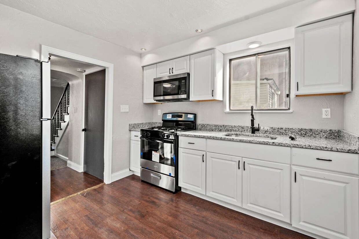 Photo - 1653 Suburban Avenue