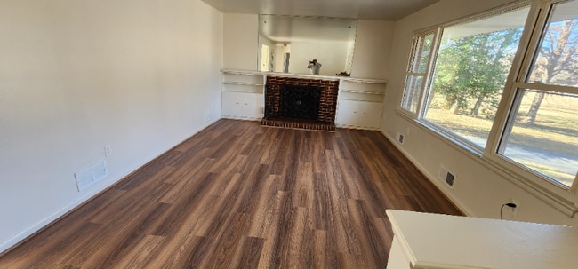 Photo - 1001 Orchard Way